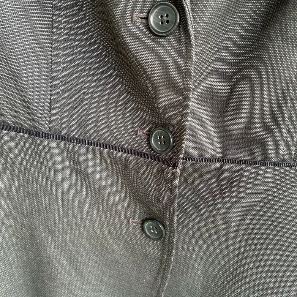 Banana Republic Classic Tailored buttoned charcoal gray jacket. Size 4P - Picture 3 of 10